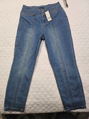 Bebe Capri length jeans has stretch big thigh friendly sz 29